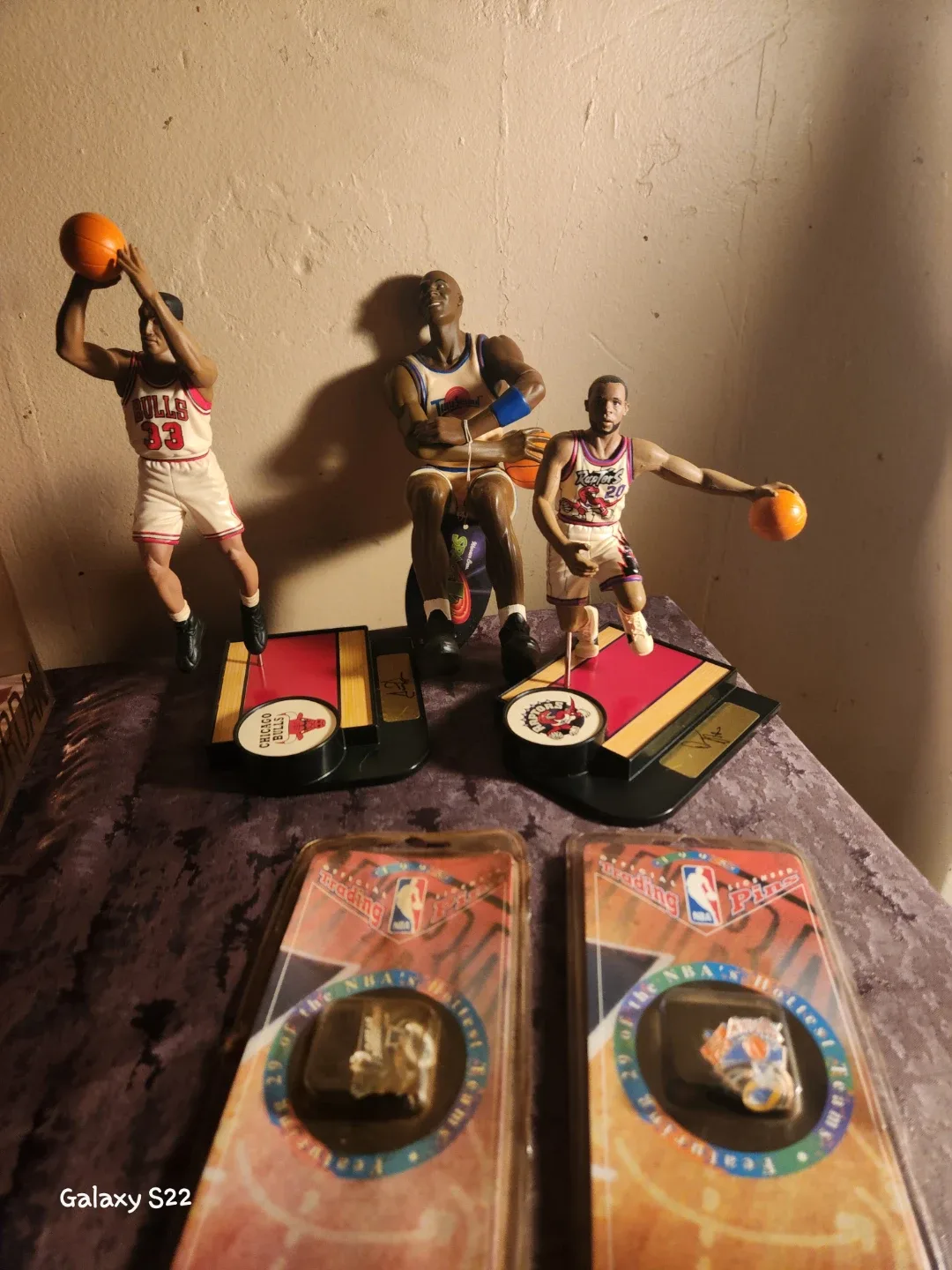 Collectibles Lot  Michael Jordan Brett Favre Figures & Cards - photo 4