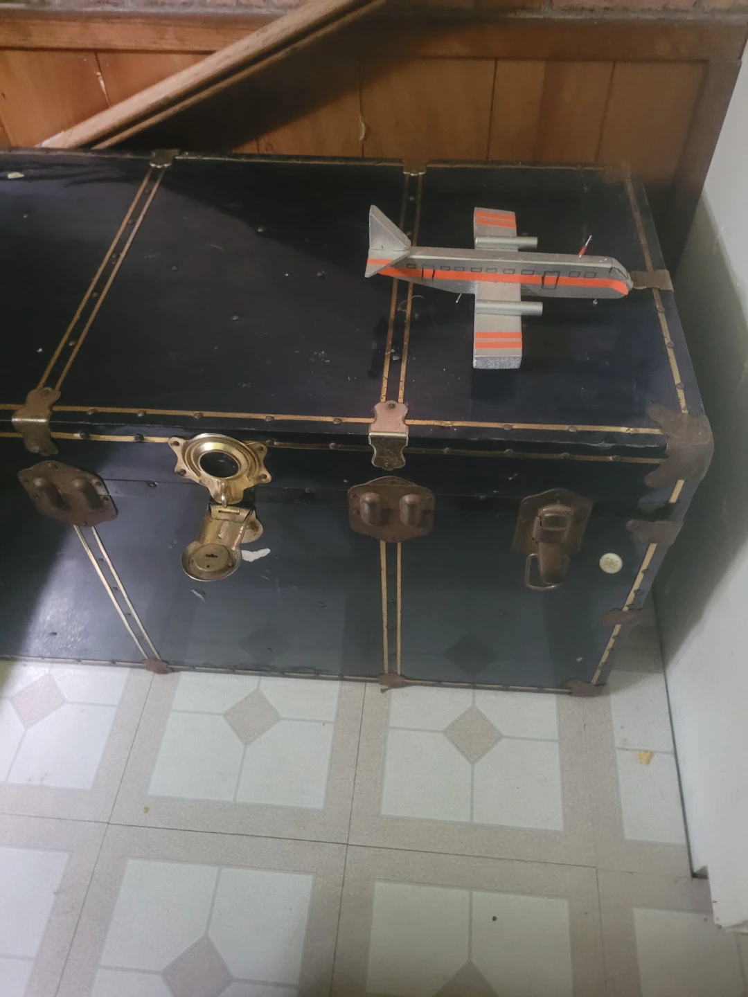 2 large treasure chest