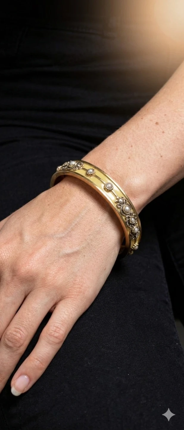 Vintage Gold tone and  Rhinestones bangle bracelet - photo 2