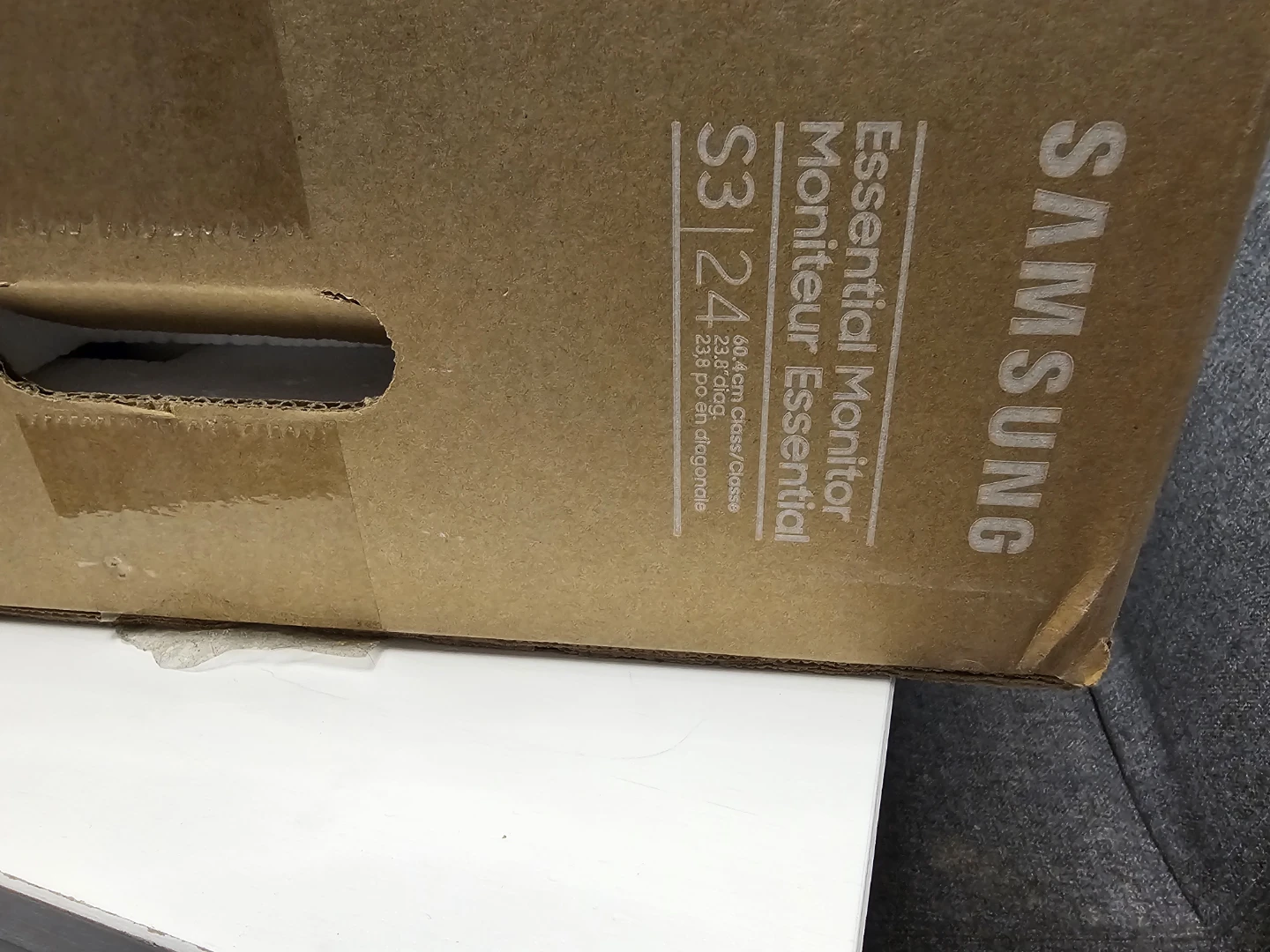 Samsung Essential Monitor S3 24" - Includes Box & Cables - photo 3