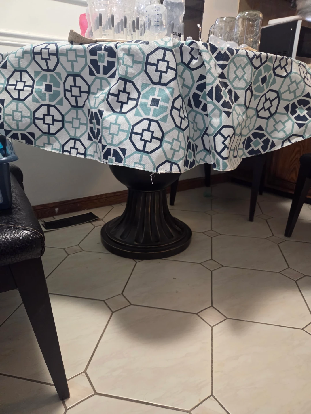 Round glass Table with Pedestal Base - photo 2