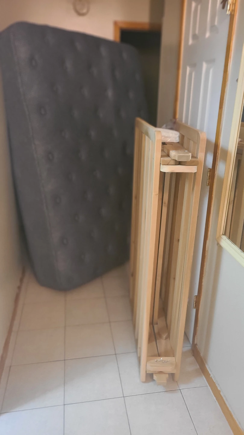 Full size mattress and wooden bed frame - photo 2