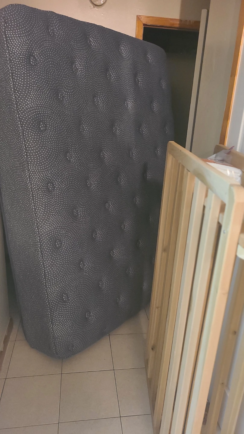 Full size mattress and wooden bed frame - photo 4