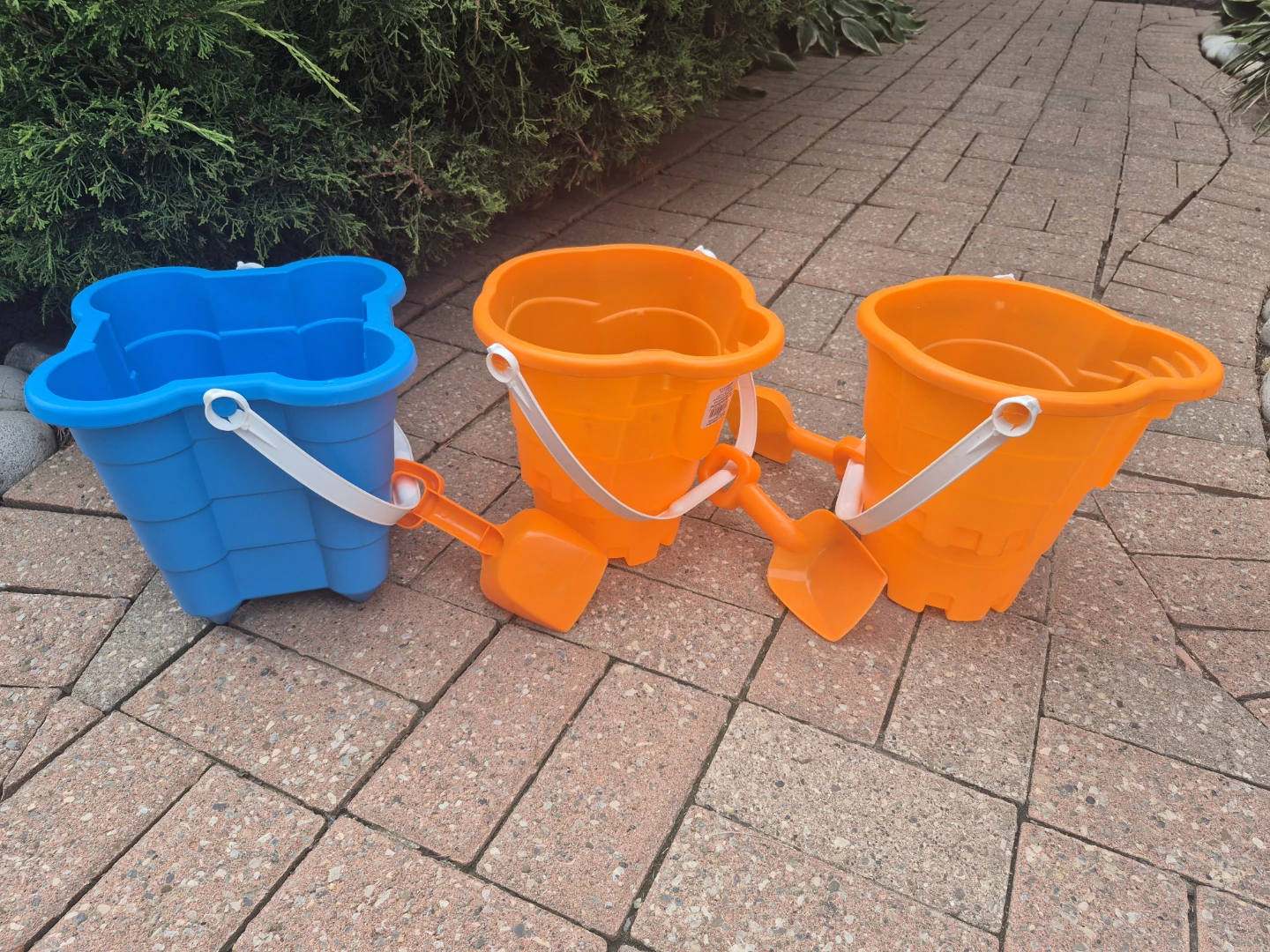 Beach Toy Set - 3 Buckets and 2 Shovels - BRAND NEW!!!