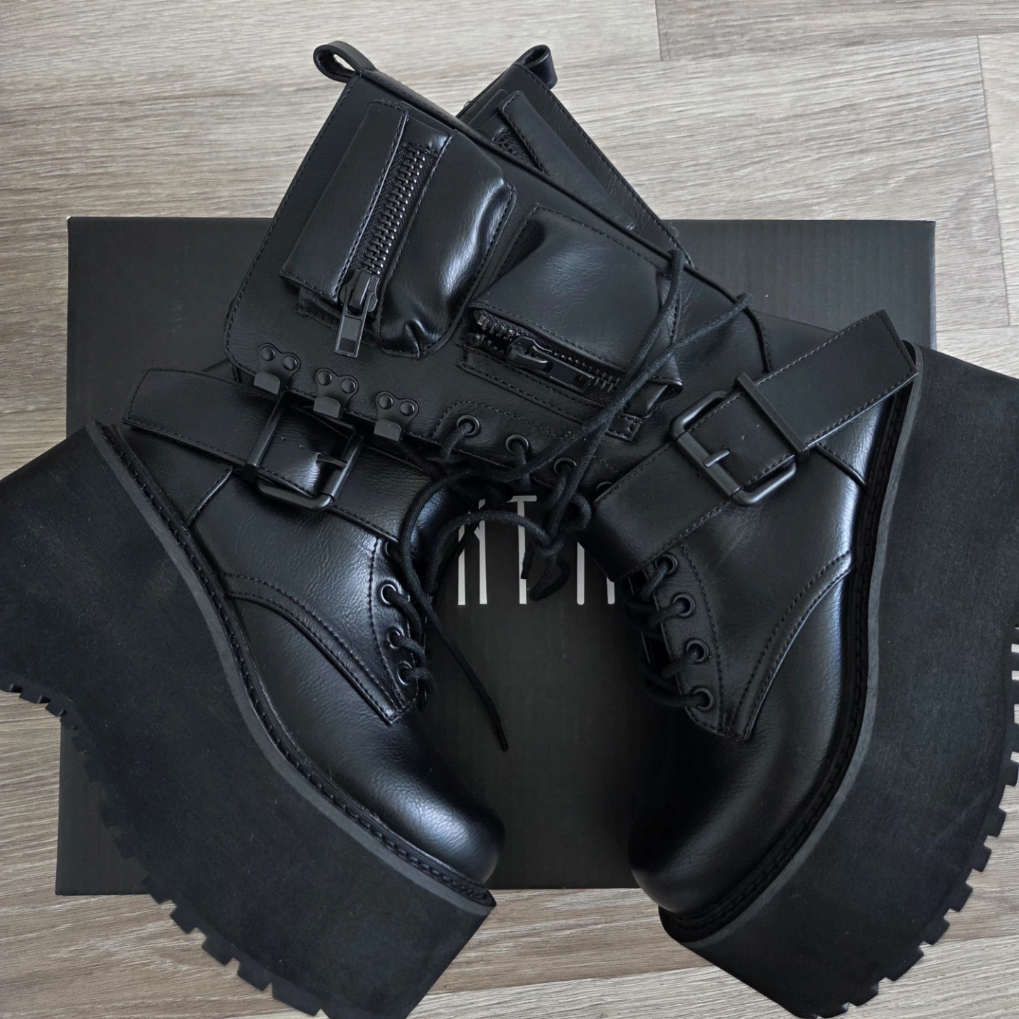 Black platform lace up combat boots with zipper and fun pockets😉