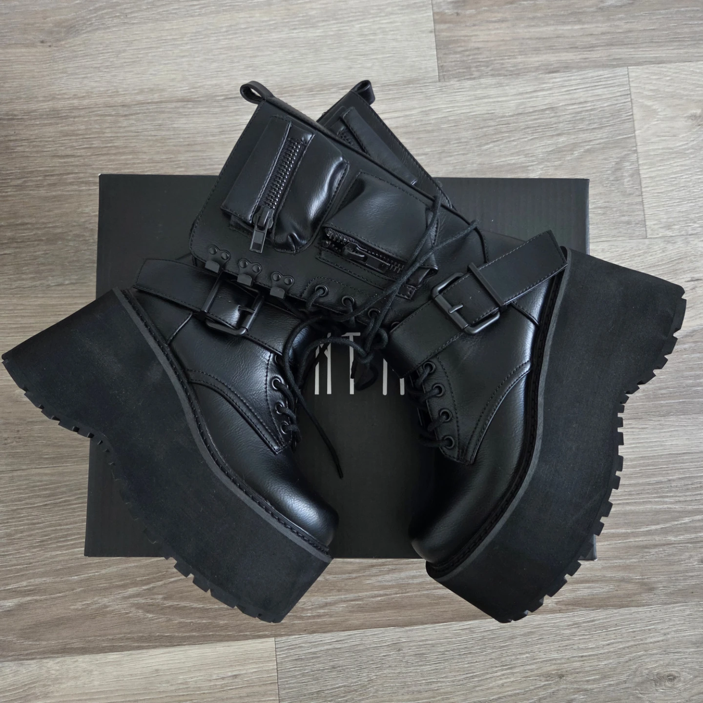 Black platform lace up combat boots with zipper and fun pockets😉 - photo 4