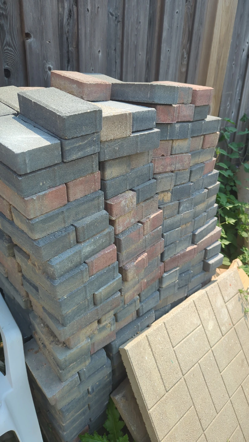 Oldcastle bricks nearly 1000 pieces