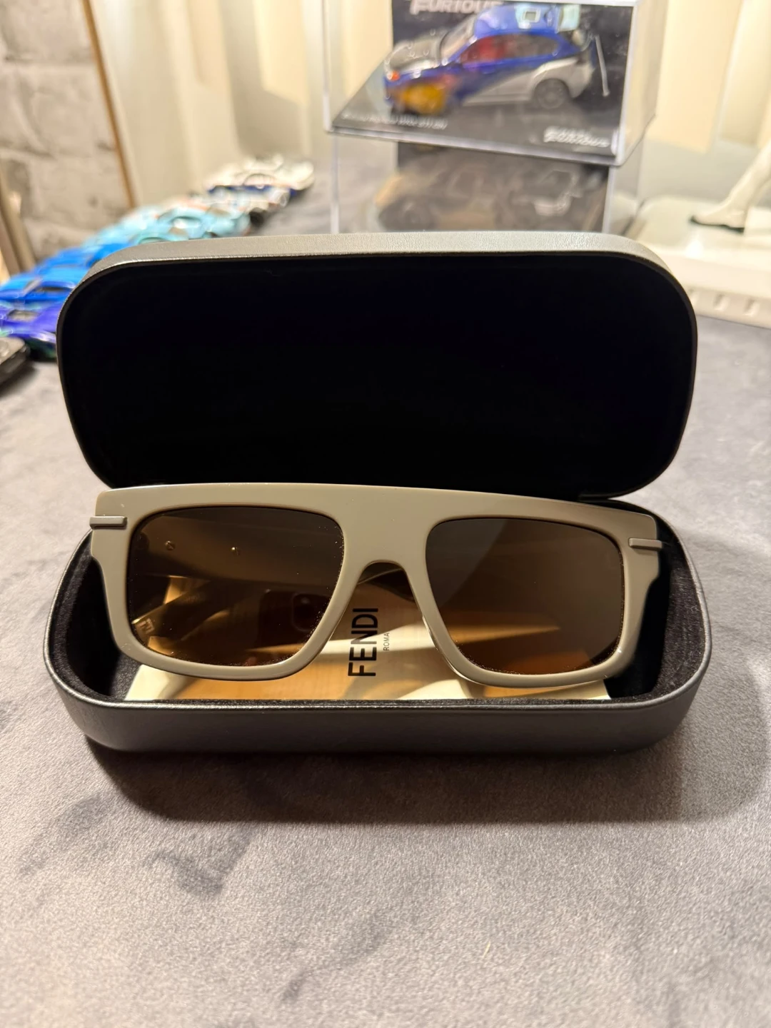 Fendi Sunglasses FE40091U