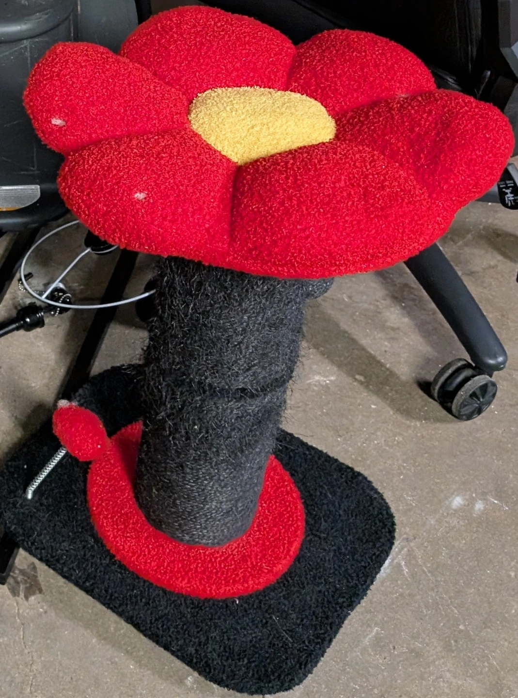 2 different style Cat trees - photo 2