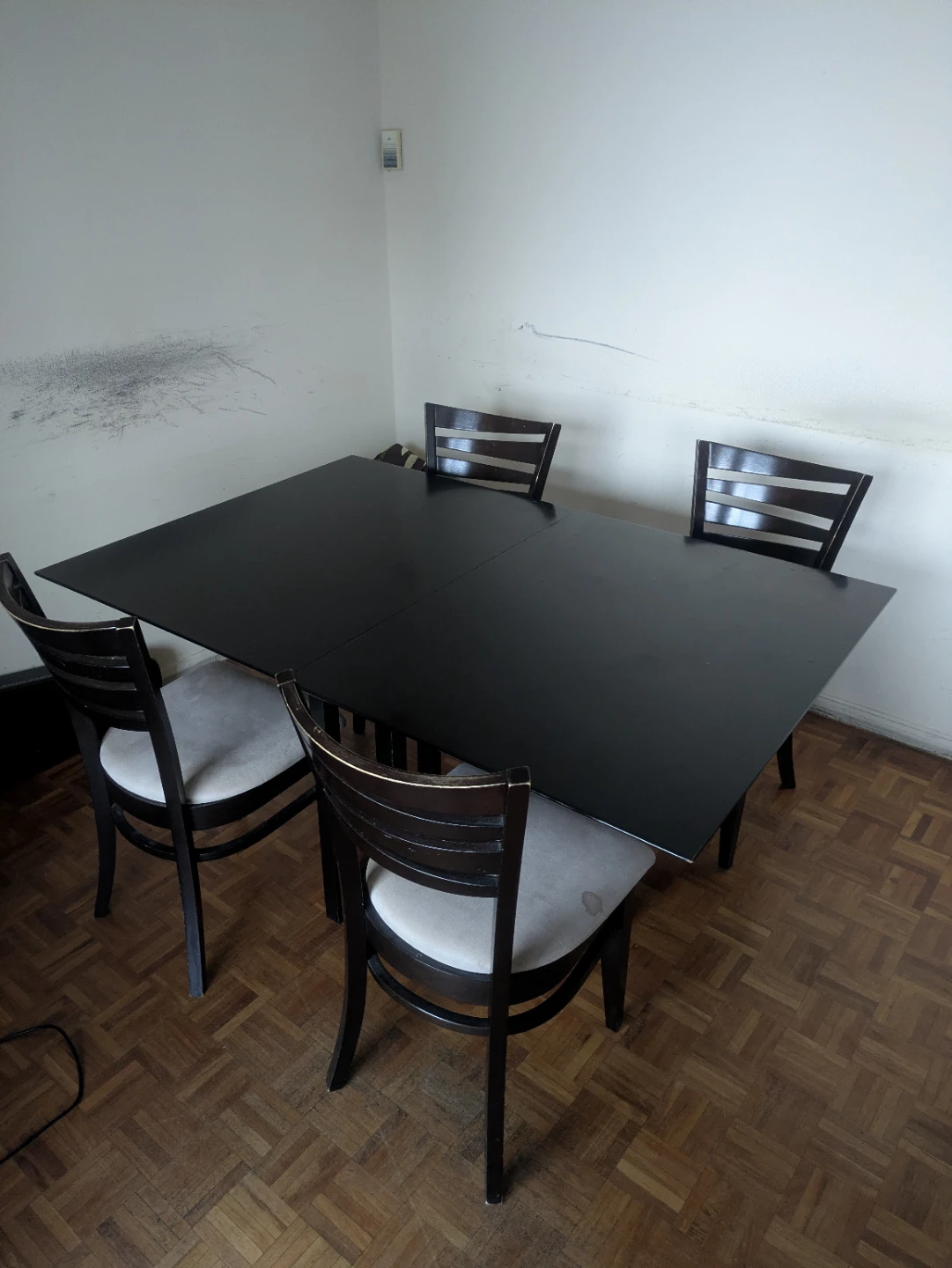 Black extendable Dining Table with 4 Chairs
