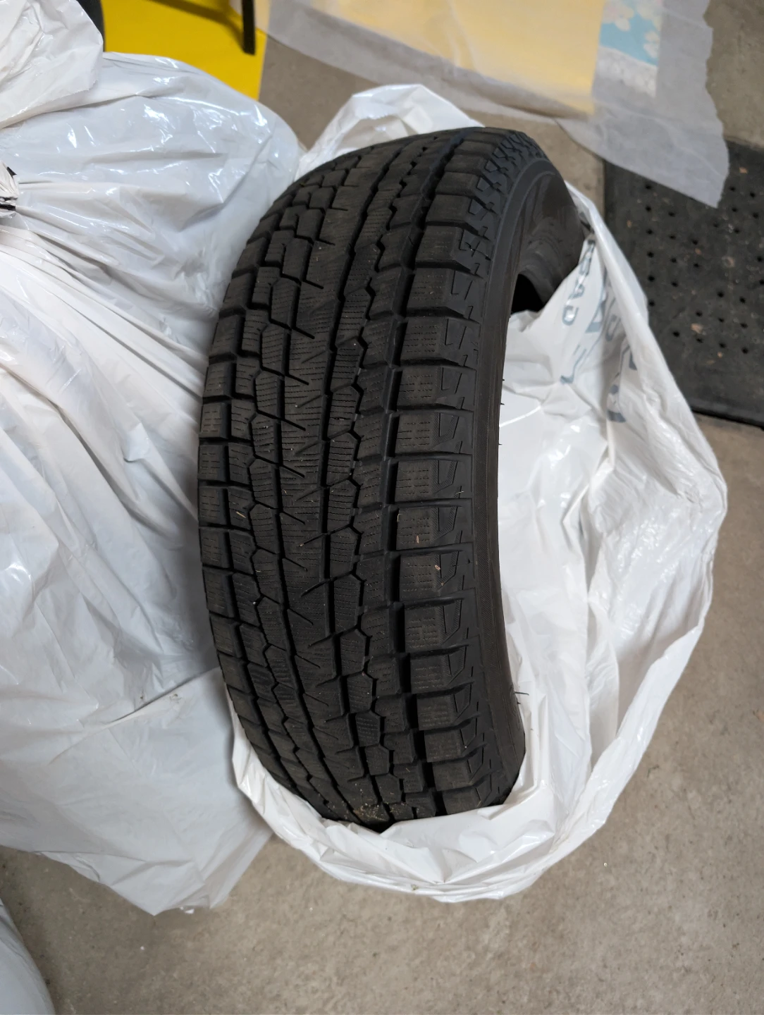 4x Yokohama ice guard Winter Tire 215/60/R17 96T - photo 2