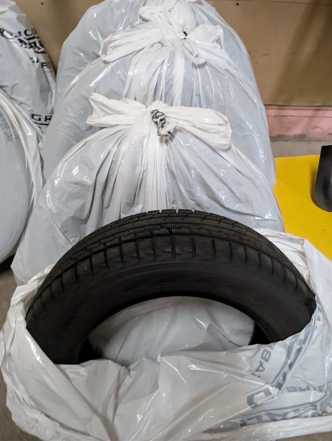 4x Yokohama ice guard Winter Tire 215/60/R17 96T - photo 5