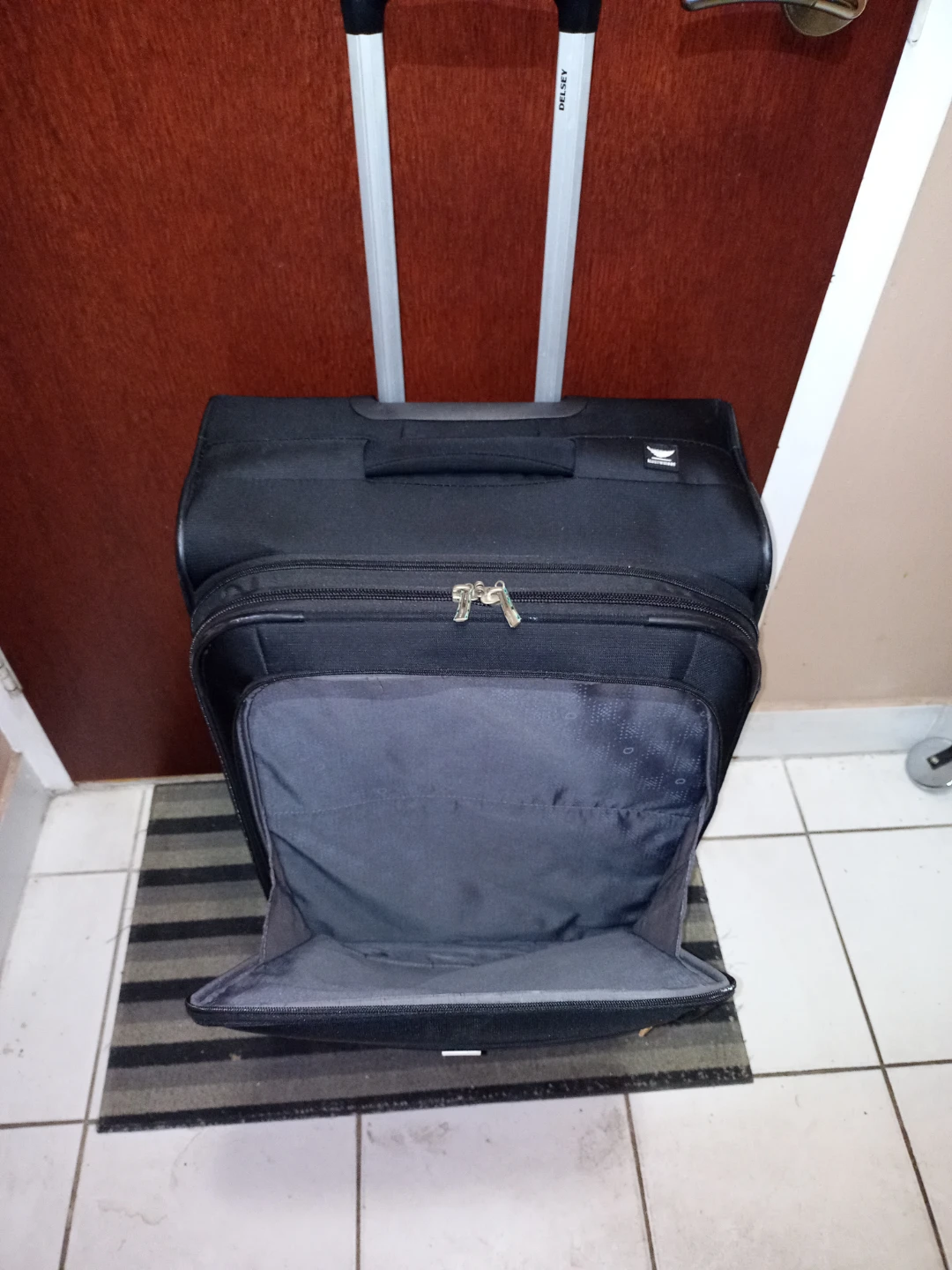 Delsey Luggage With Swivel Wheels - photo 3
