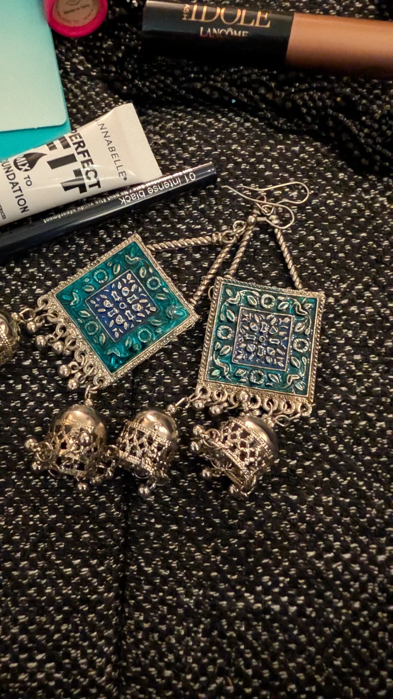 Mixed Gift Bundle – Beauty, Jewelry & Cute Accessories - photo 3