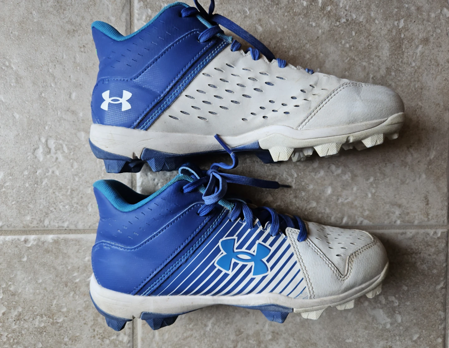 Size 6 Youth Under Armour Baseball Cleats