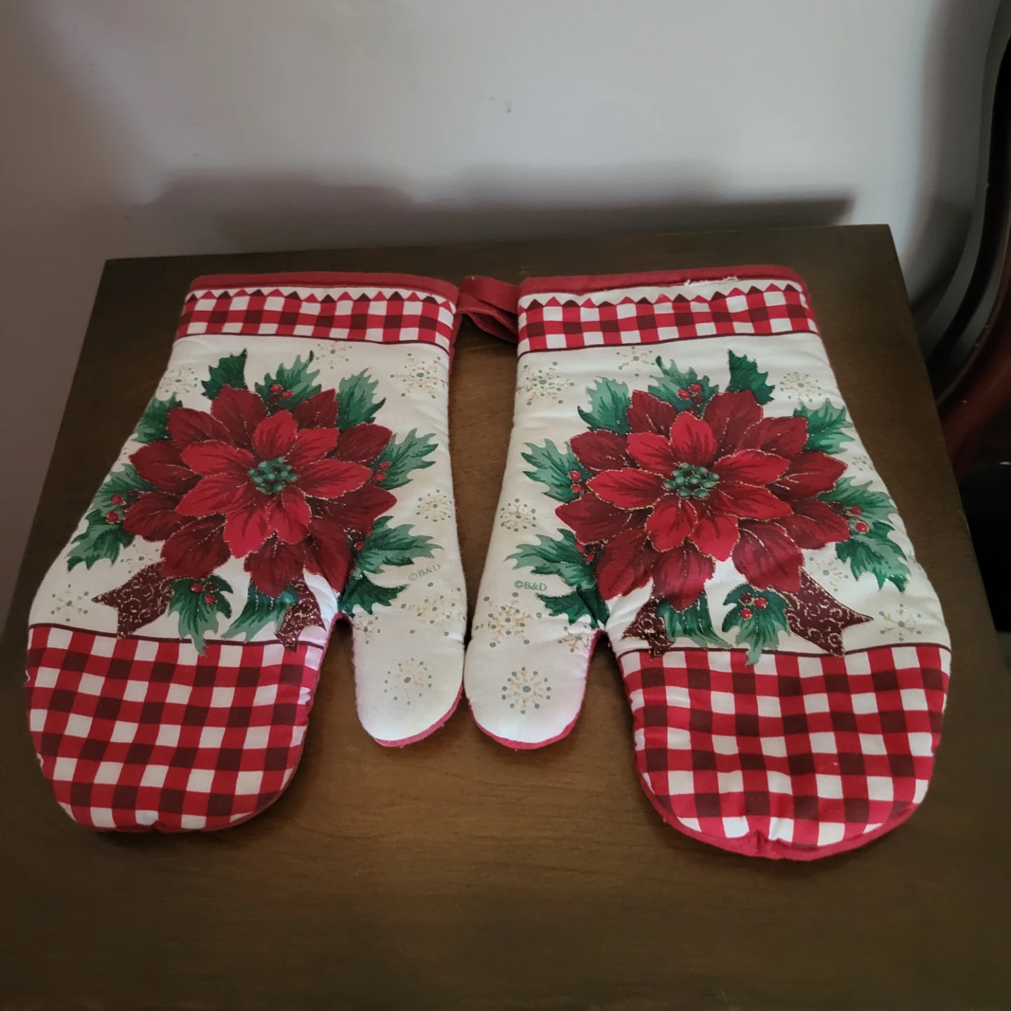 Christmas Oven Mitts - Poinsettia Design