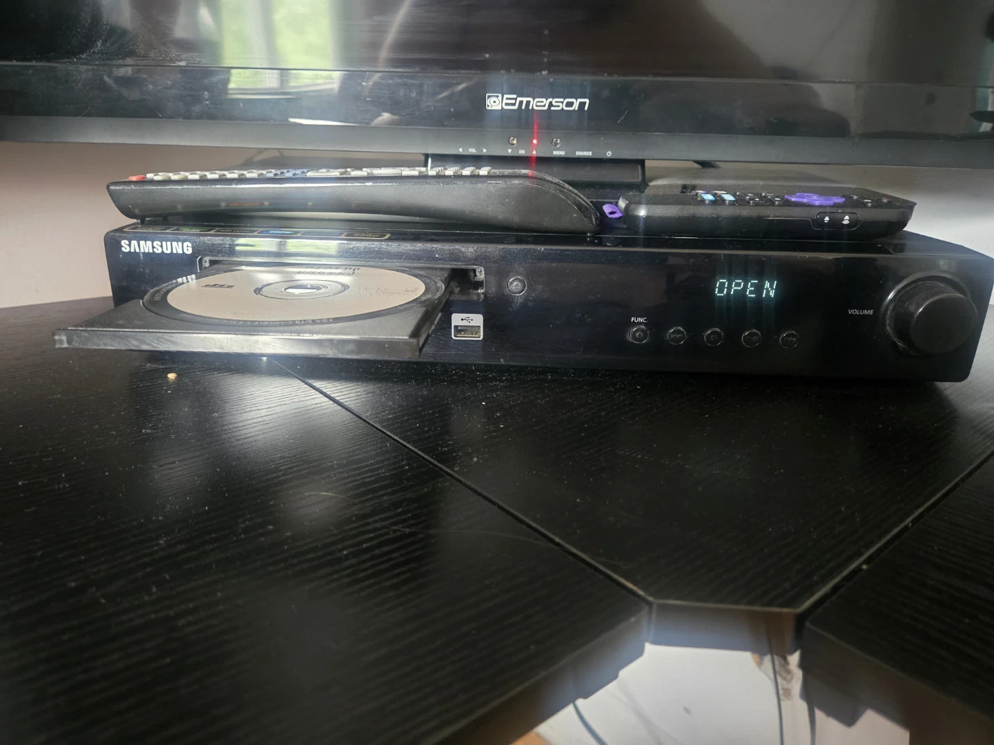 Samsung Blu-ray Player emerson 32inch roku tv - photo 2