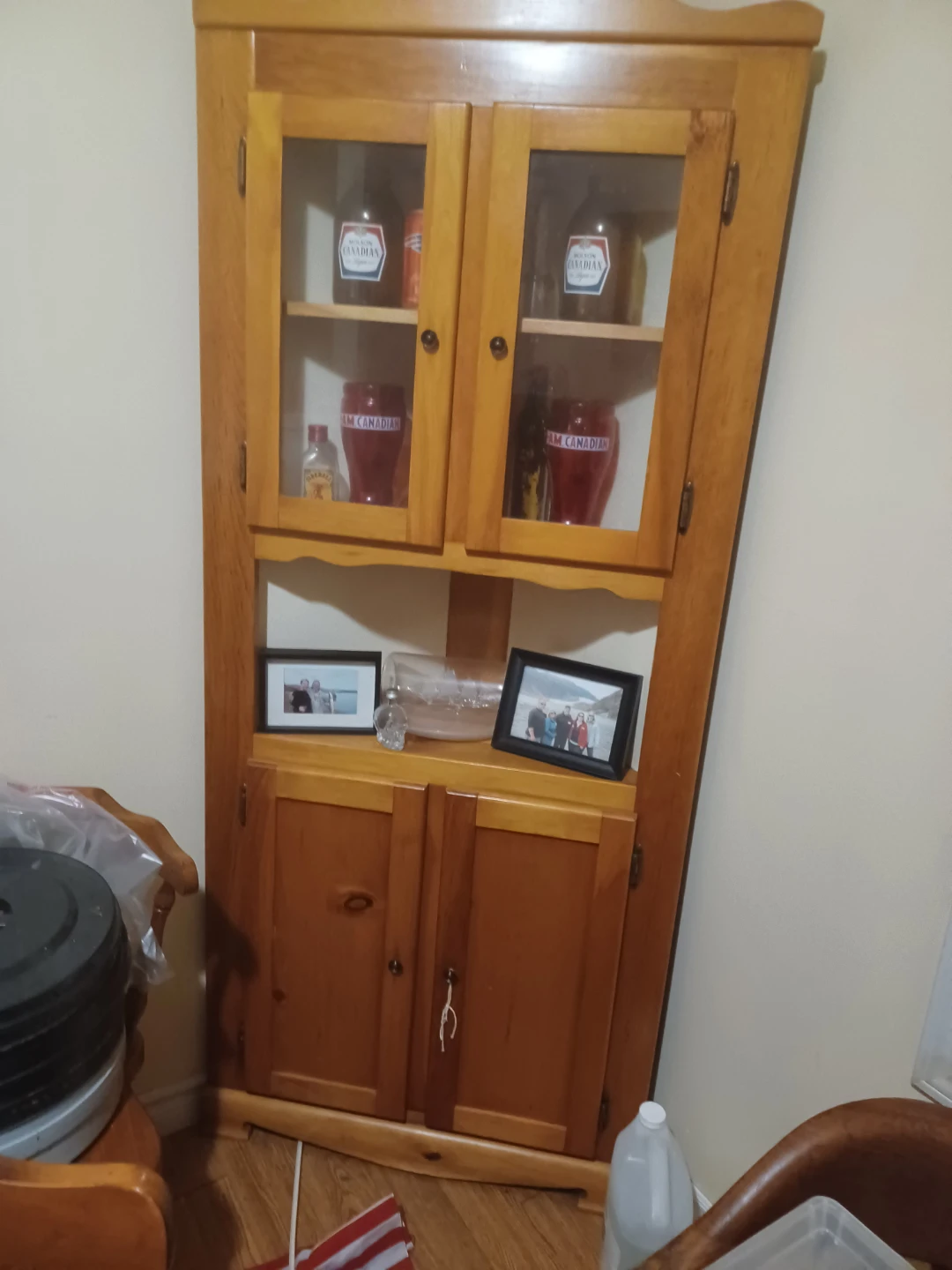 Corner cabinet