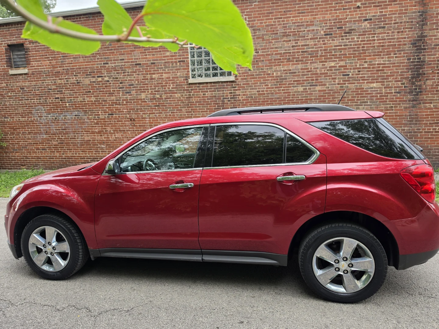 Red Chevrolet Equinox SUV - photo 2