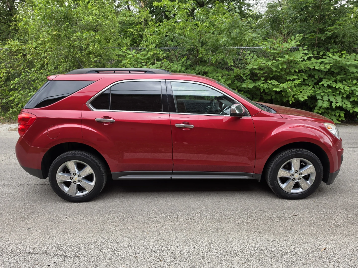 Red Chevrolet Equinox SUV - photo 3