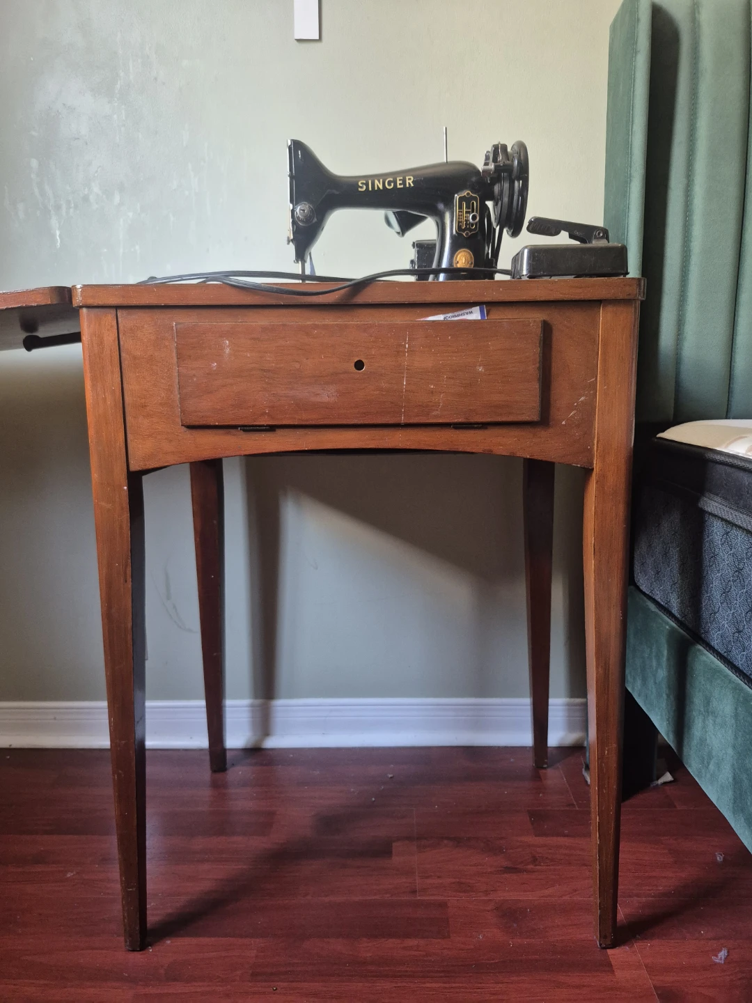 Vintage Singer Sewing Machine with Wooden Cabinet - photo 2