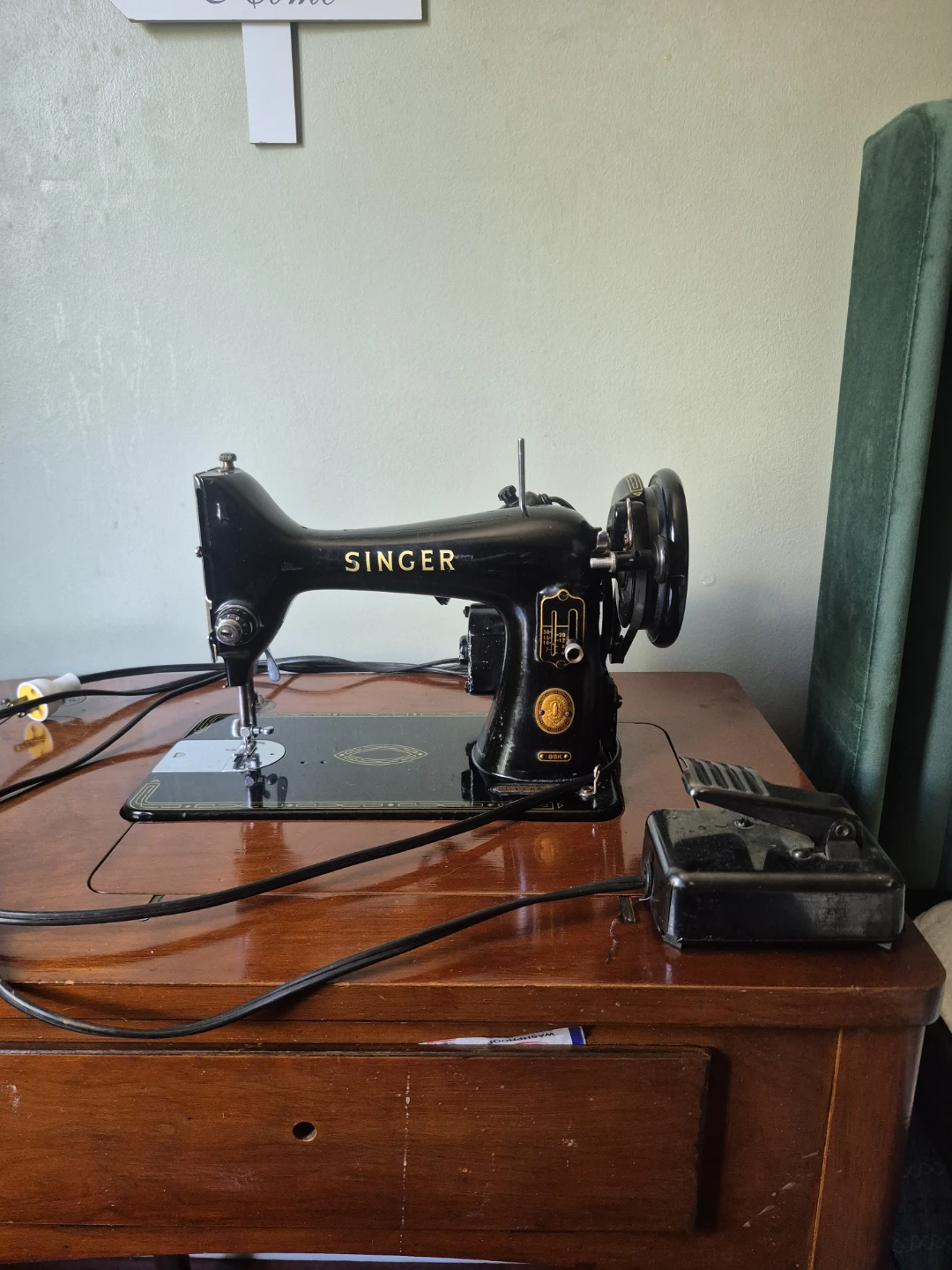 Vintage Singer Sewing Machine with Wooden Cabinet - photo 4