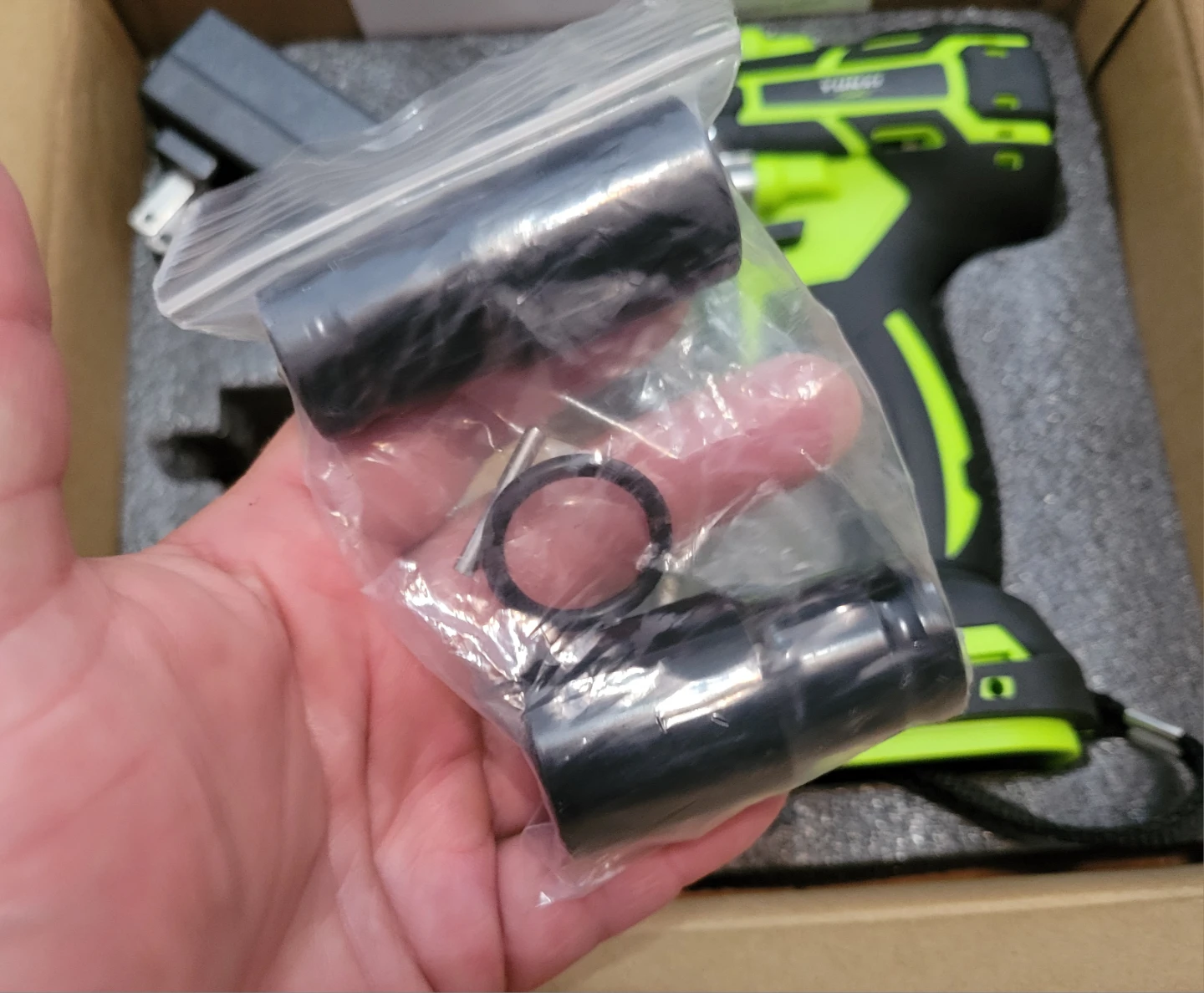 NEW Impact Wrench w/1 battery 2.0Ah & 2 Sockets - photo 3