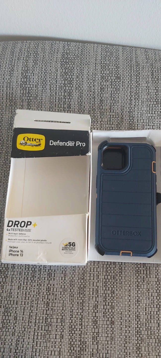 OtterBox Defender Pro Case for iPhone 14/13