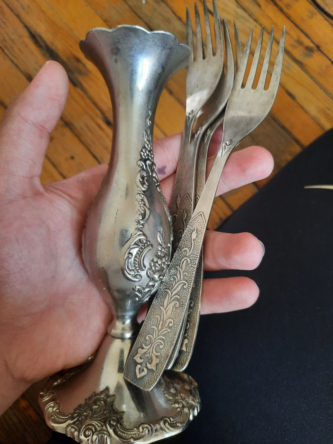 The big one is more than 500g and the Forks.are 47g