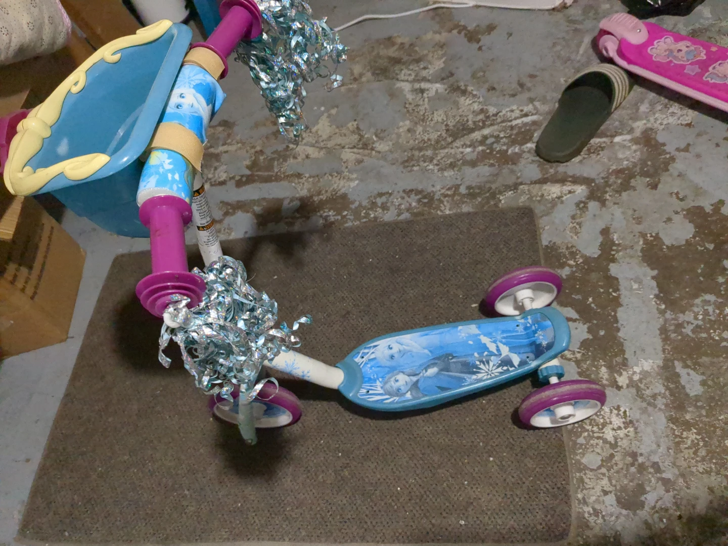 Frozen 3-Wheel Scooter with Basket - photo 2