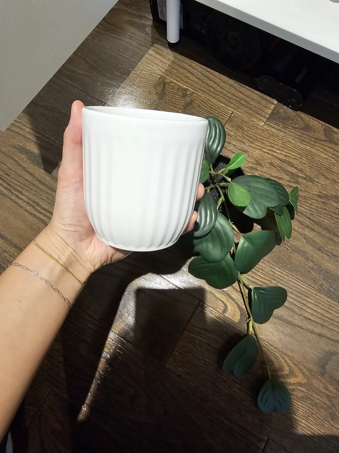 White Fluted Plant Pot with Green Plant artificial new - photo 2
