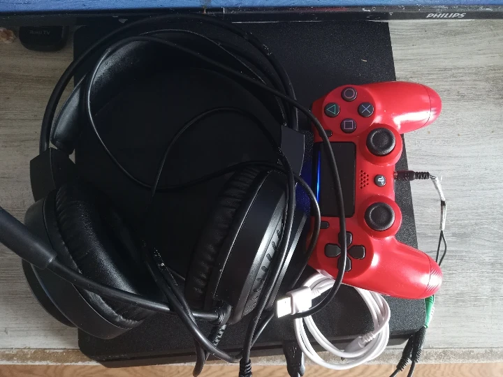 PlayStation 4 Controller with gaming headset & controller