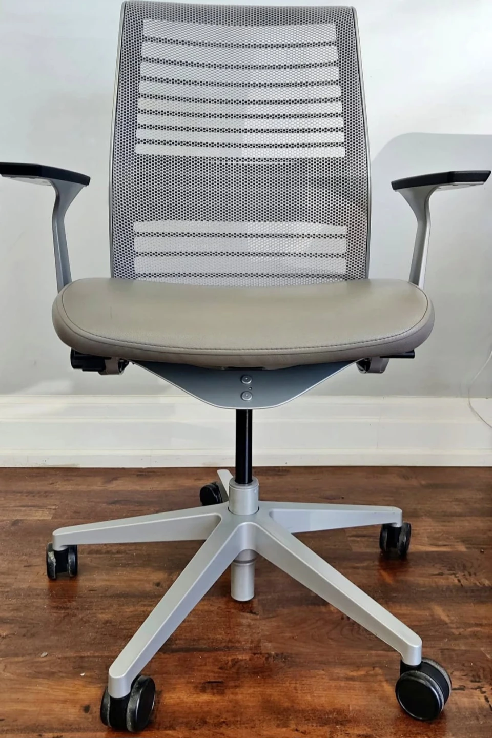 USED* Steelcase Think V2