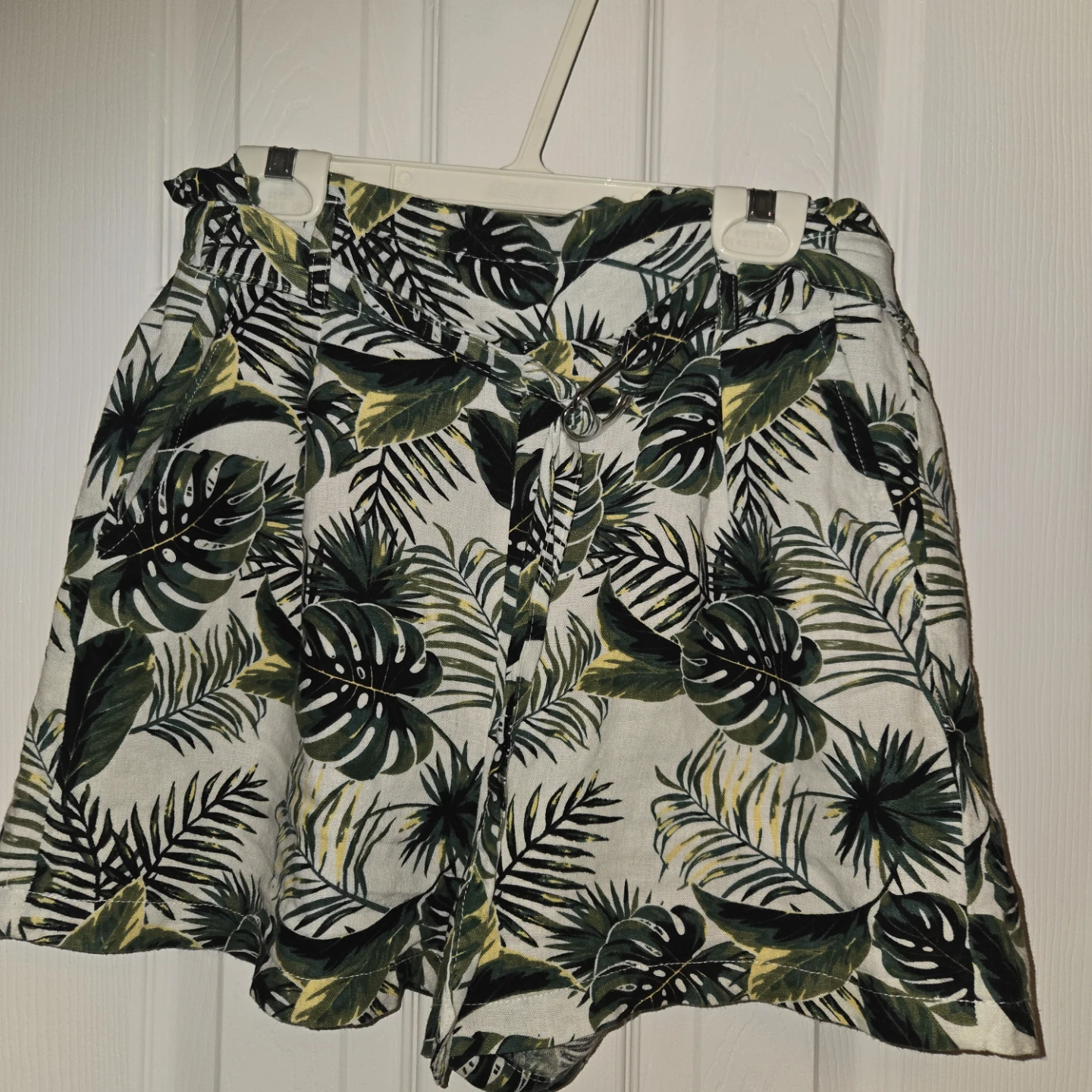 Tropical Leaf Print Shorts Size Medium Elastic Waistband