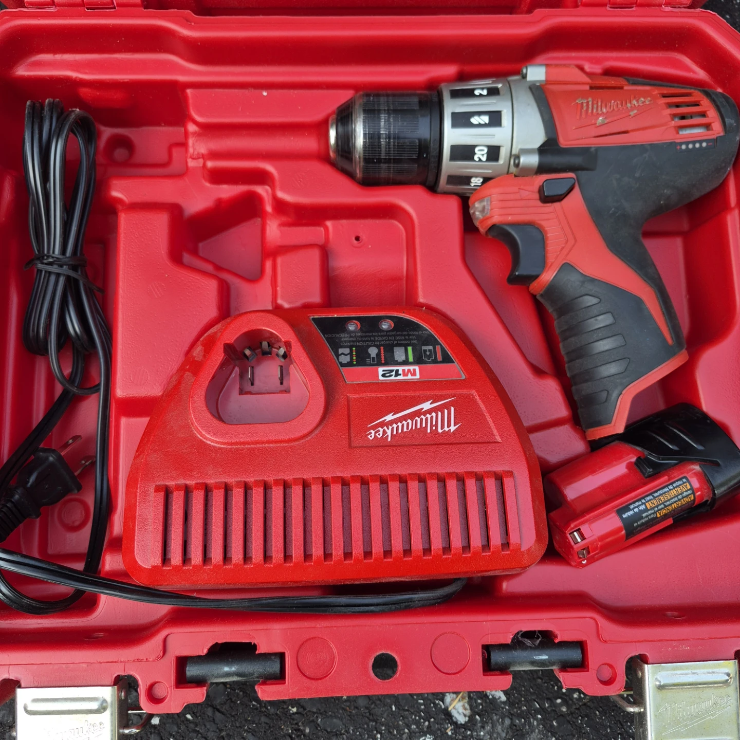 Milwaukee M12 Cordless Drill/Driver Kit with Charger and Battery - photo 2