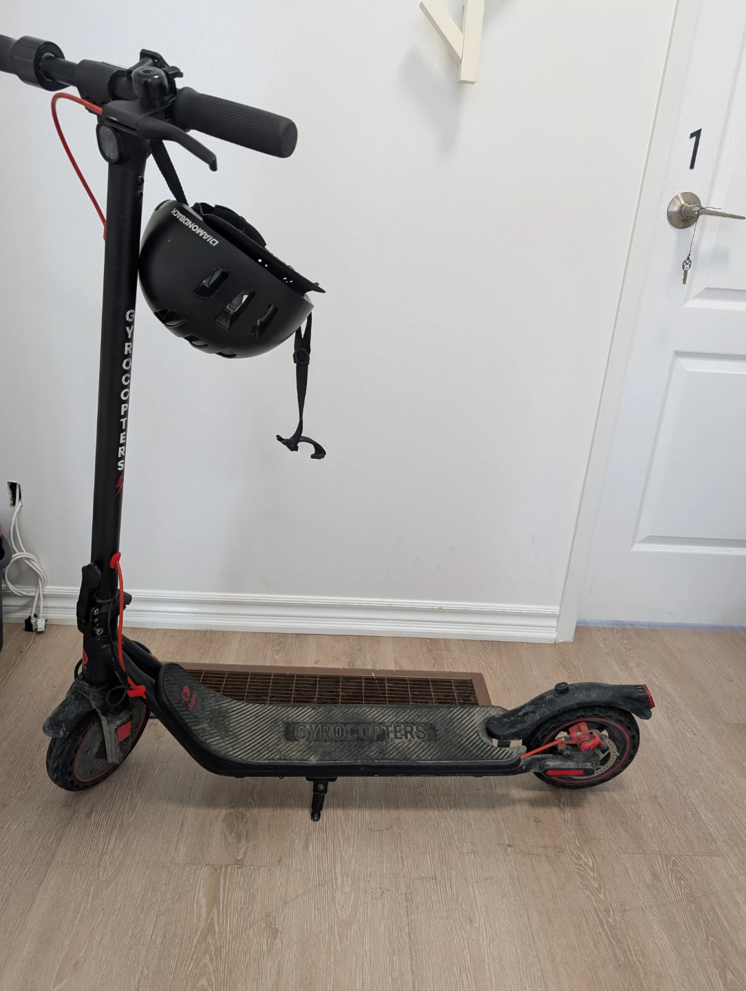 GYROCOPTERS Electric Scooter with Helmet and Lock - photo 3