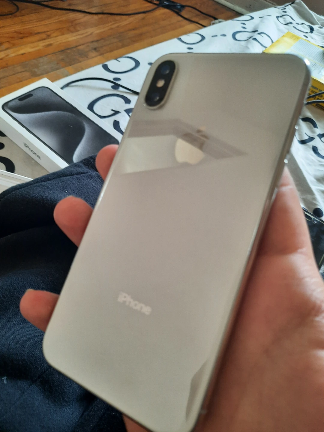 Is a iPhone x  It has nothing wrong.  Not a scratch on it. - photo 2