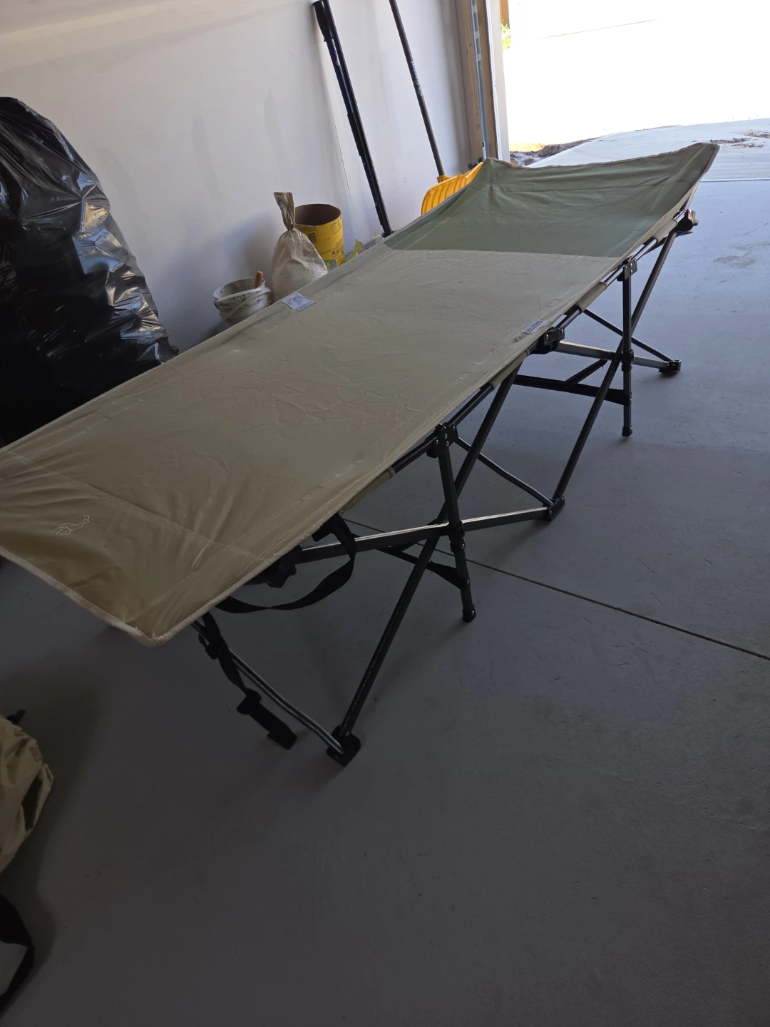 2 camping cot bed, 1 cooler and 1 sleeping bag - photo 3