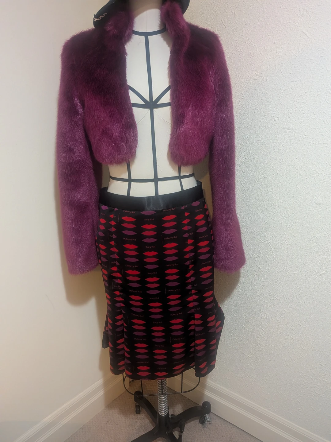 Purple Faux Fur Cropped Jacket with Lips Print Skirt