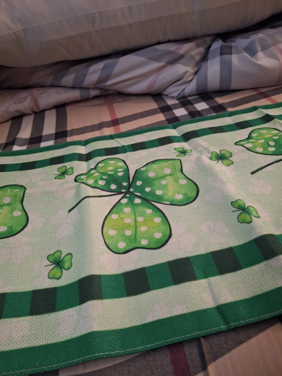 St Patrick's  shamrock  Table Runner - Green - photo 2