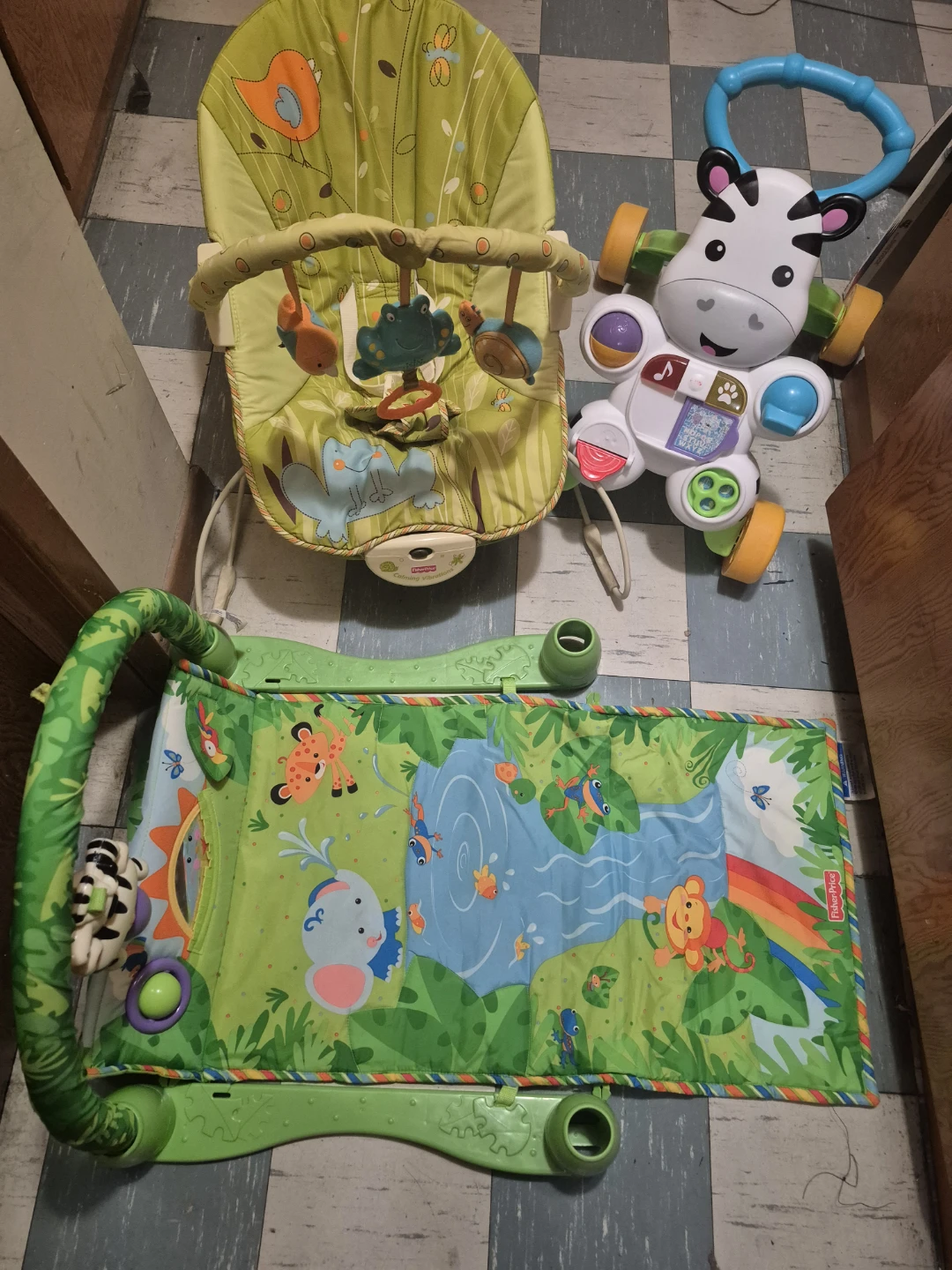 Baby items : bouncer, playmat and walker