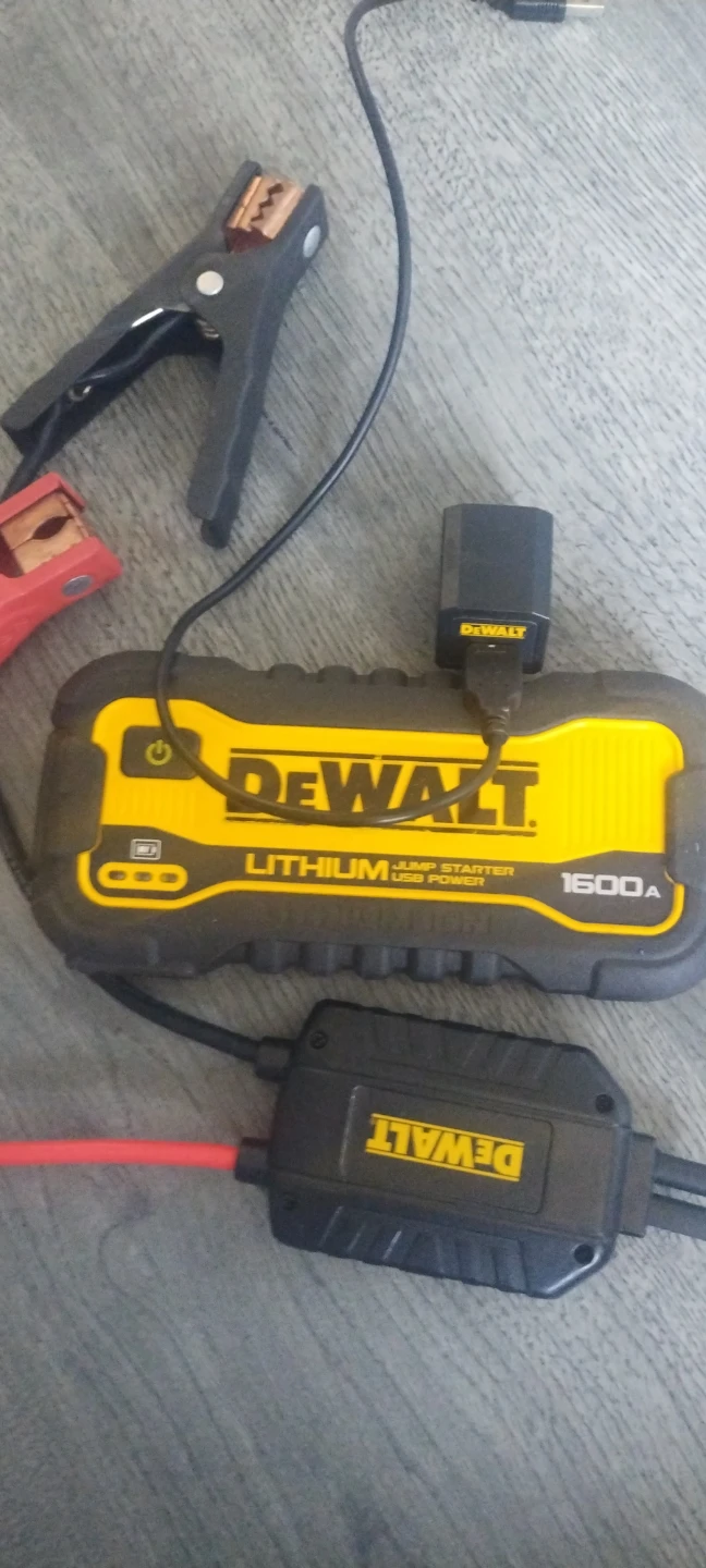 DEWALT 1600A Lithium Jump Starter & USB Power - photo 2