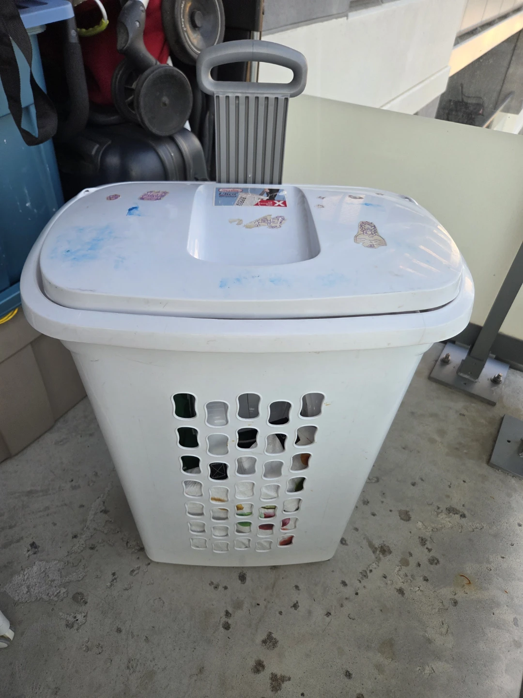 White Laundry Hamper with Lid and Handle