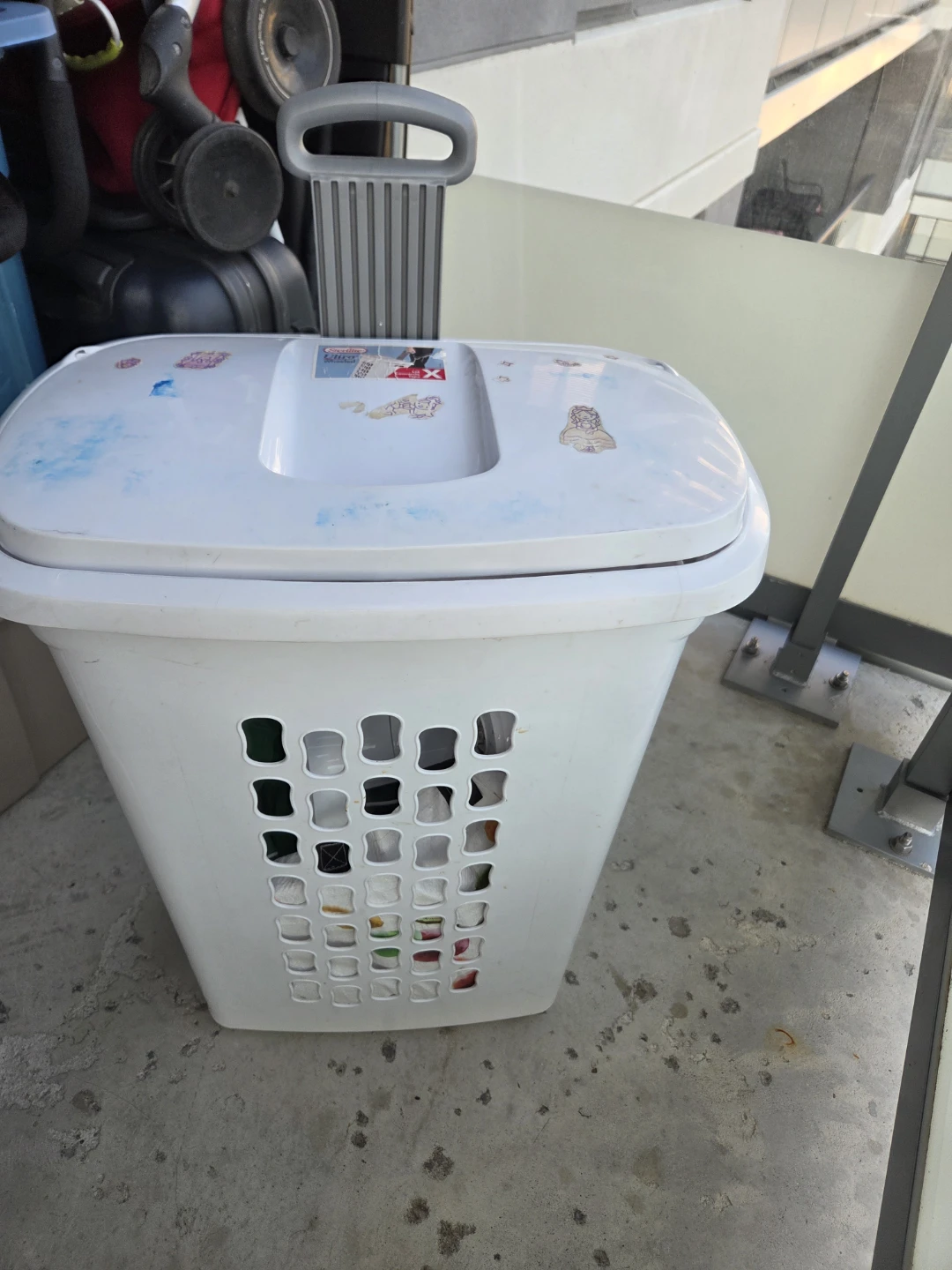 White Laundry Hamper with Lid and Handle - photo 2
