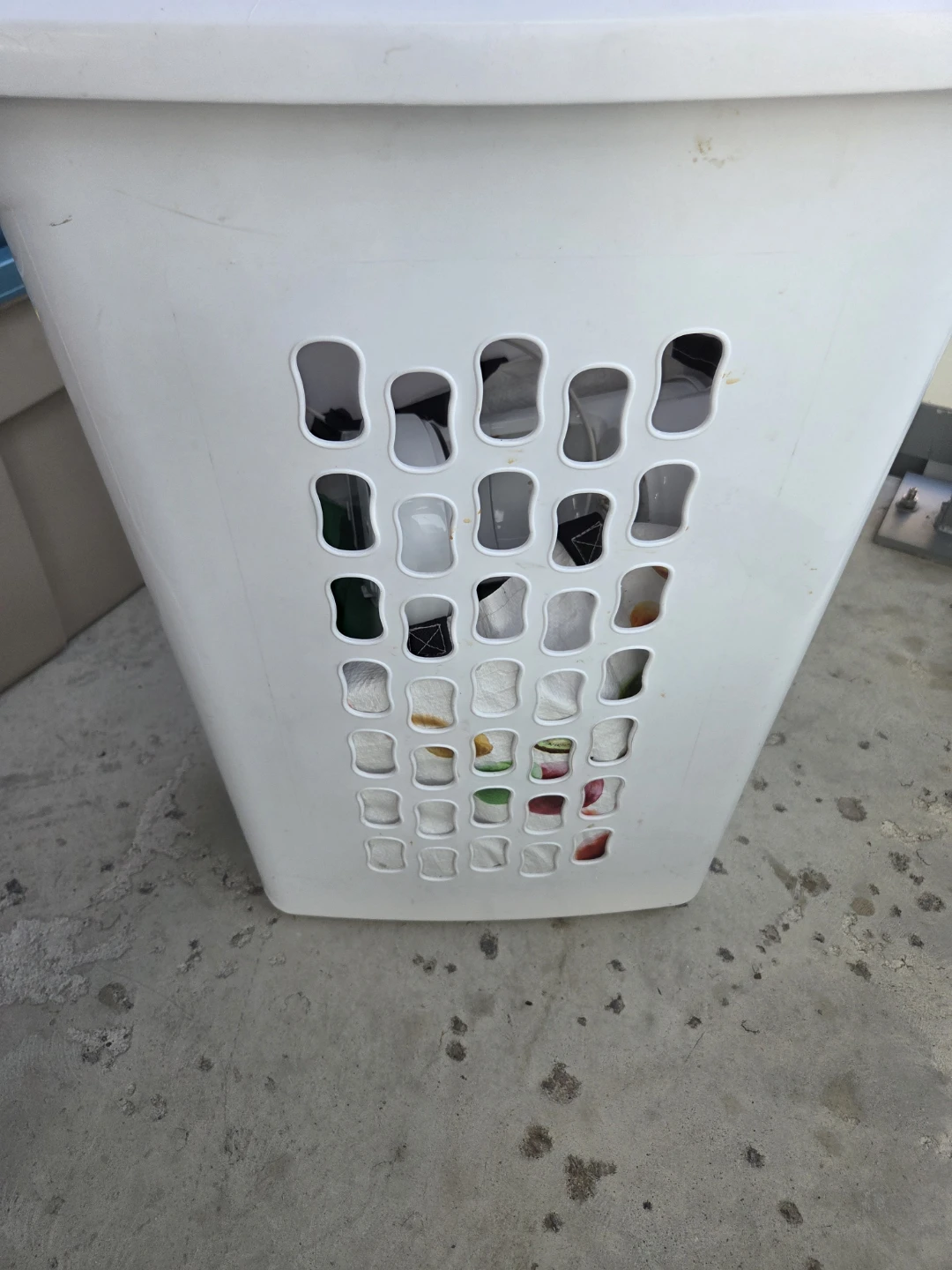 White Laundry Hamper with Lid and Handle - photo 4