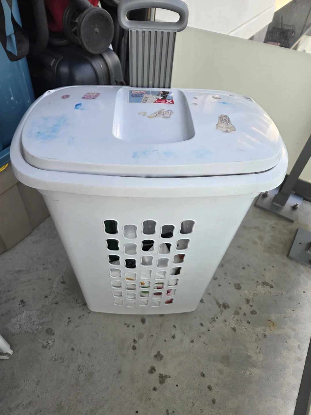 White Laundry Hamper with Lid and Handle - photo 5