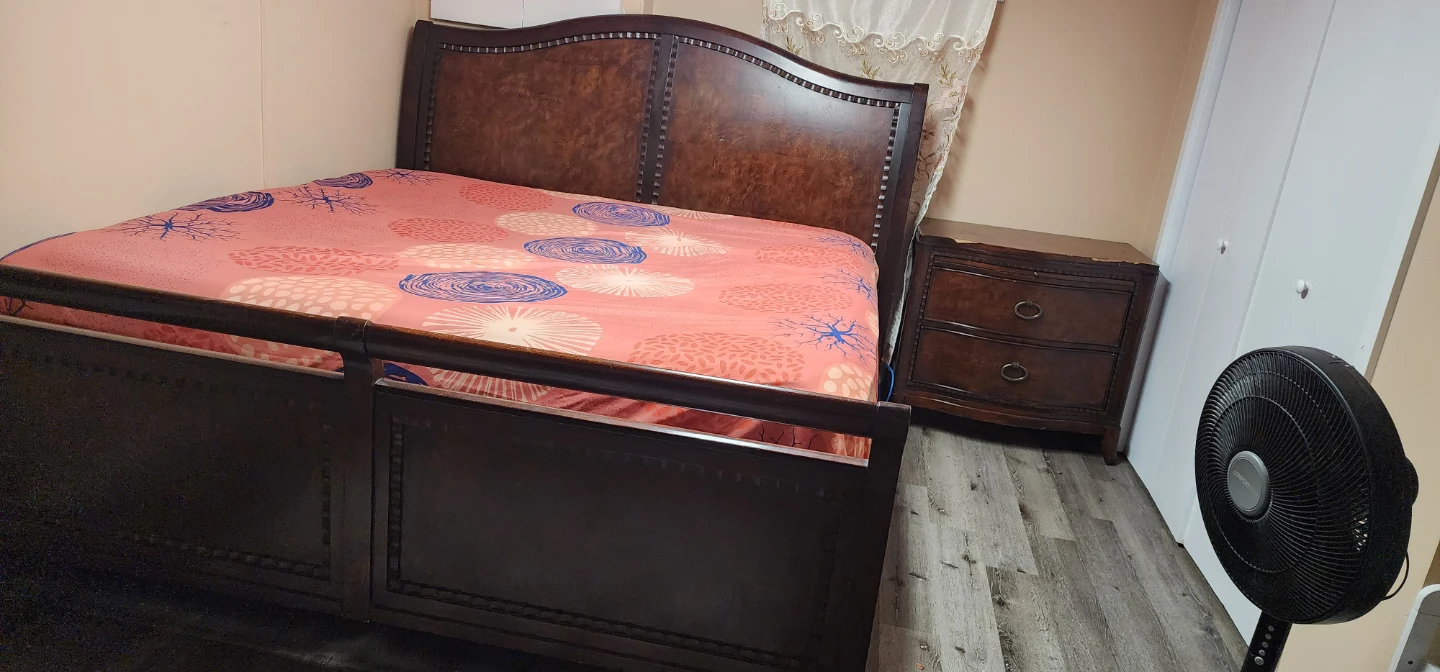 King Bedroom Set – Solid Wood – Excellent Condition - photo 3