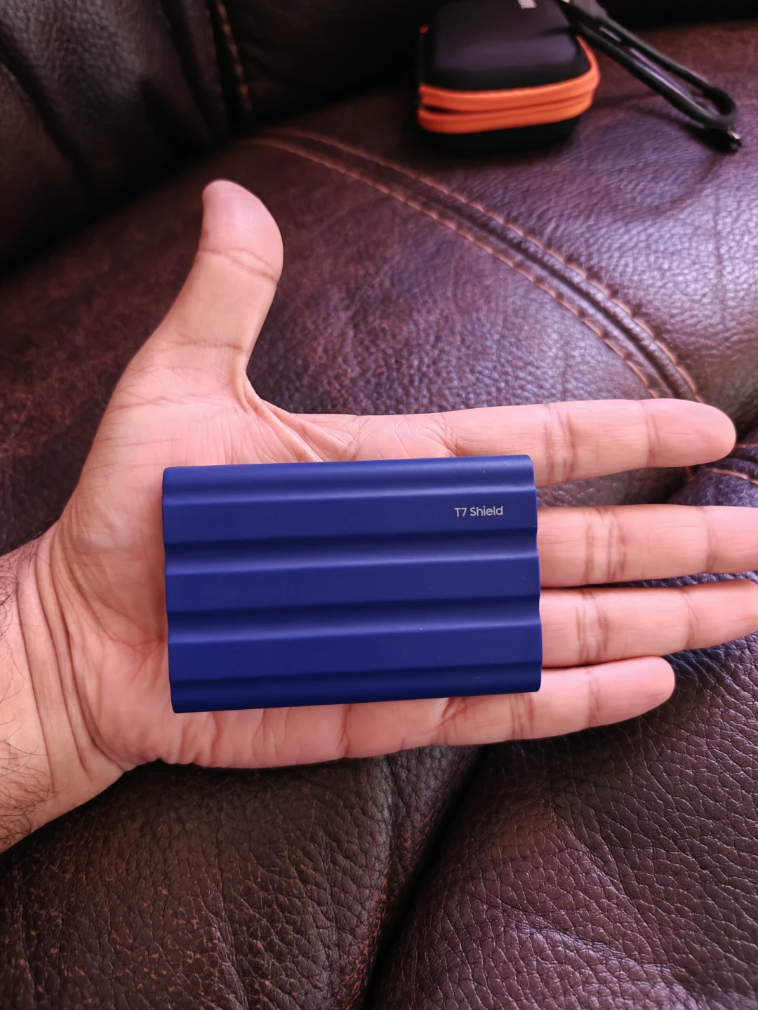 Likenew SamsungT7 Shield 2TB Portable SSD-with NEW CASE-Gaming - photo 2