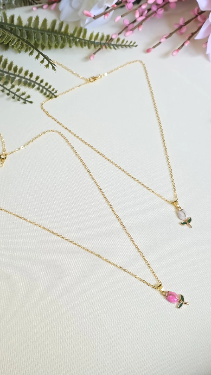 Set of 2 Rose Pendant Necklaces Gold Tone
