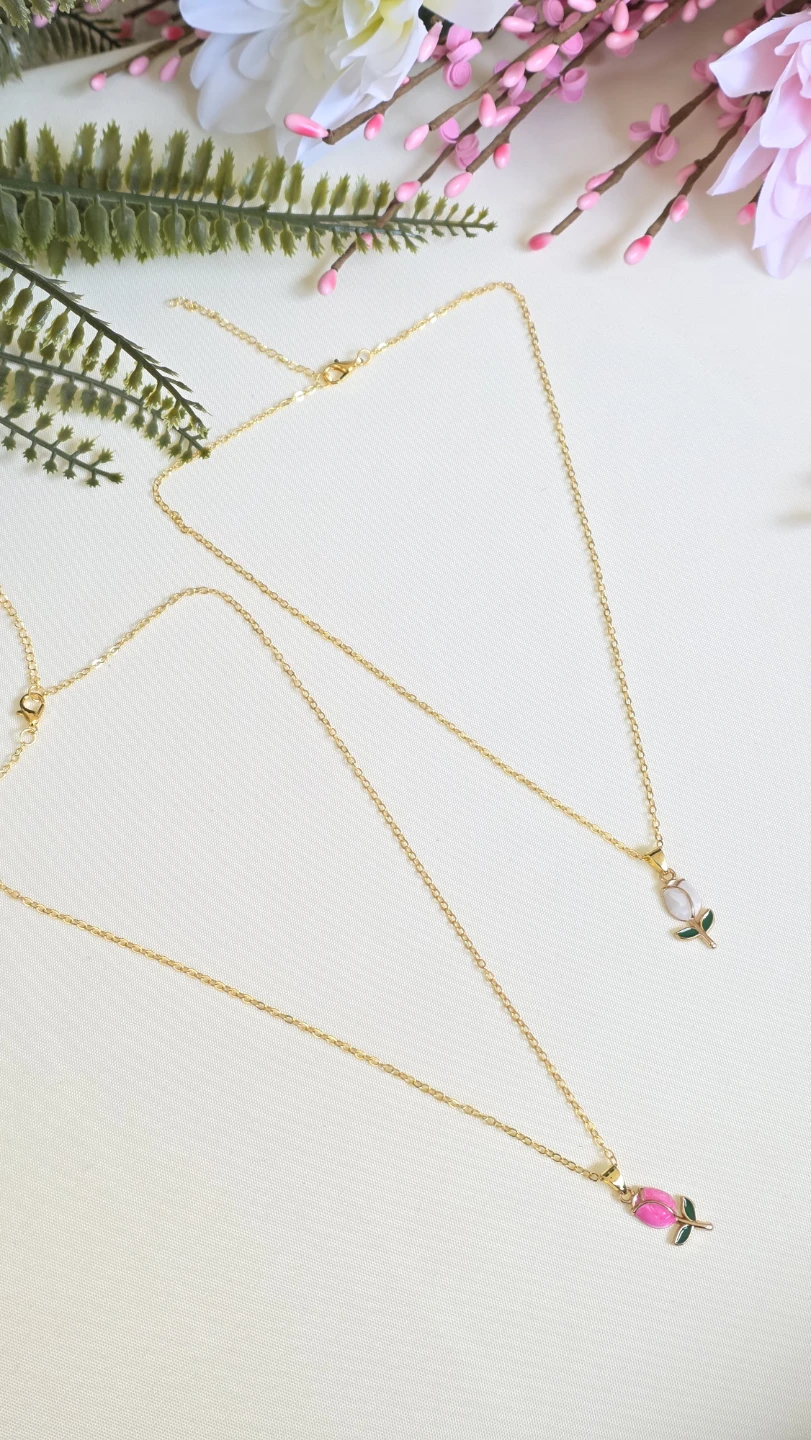 Set of 2 Rose Pendant Necklaces Gold Tone - photo 2
